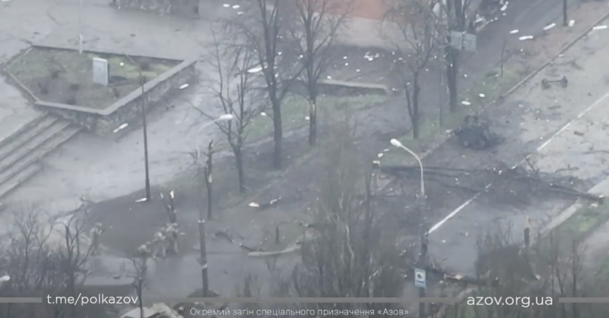 Il contrattacco del battaglione Azov ai russi: le immagini dal drone